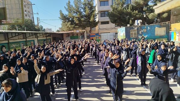 مسابقات ورزشی به مناسبت هفته بهداشت و روان در دبیرستان پیرایش یک