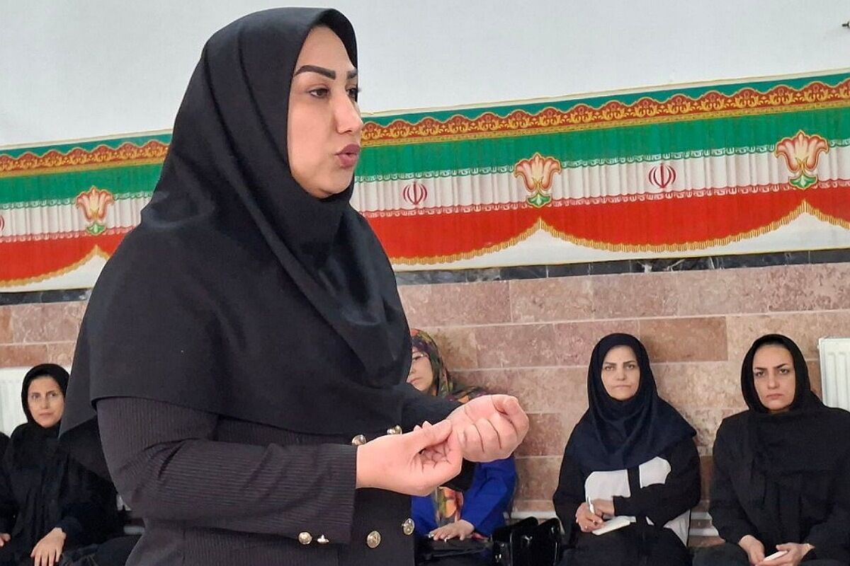 همایش آموزش خانواده با عنوان دانش‌آموزان و فضای مجازی در ناحیه دو شهرری