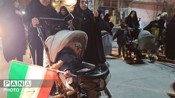 دهه نودی‌ها همچنان ایستاده اند