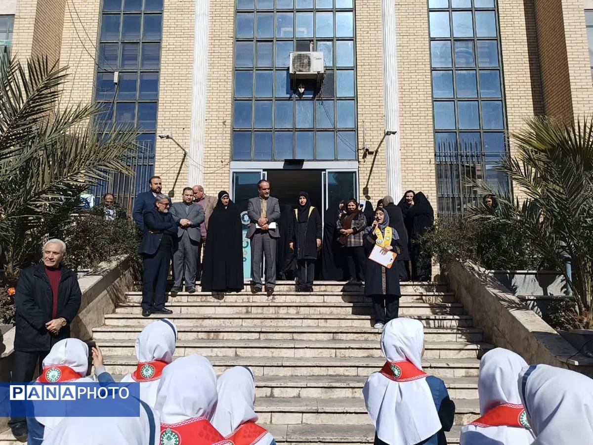 برافراشته شدن پرچم ایران در اداره آموزش و پرورش منطقه ۱۰
