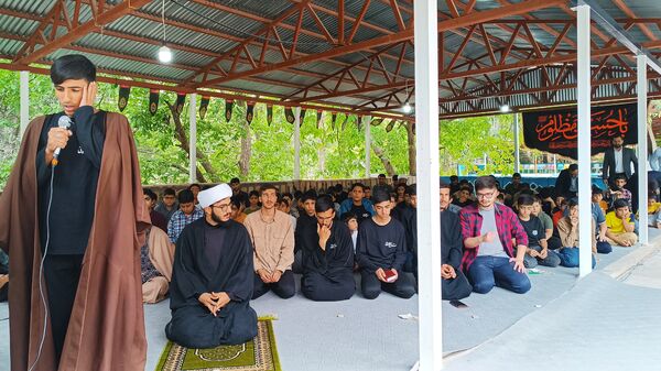 اقامه نماز دانش‌آموزی با حضور ۱۲۰ دانش‌آموز پسر در اردوگاه شهید بهشتی یاسوج