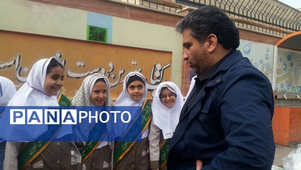 بازارچه دانش‌آموزی به‌مناسبت هفته بسیج دانش‌آموزی