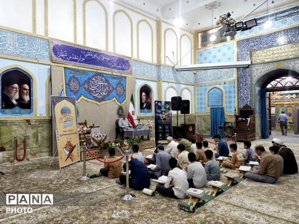 برپایی محفل قرآنی «به یاد علمدار» در بقعه علی بن بابویه قمی
