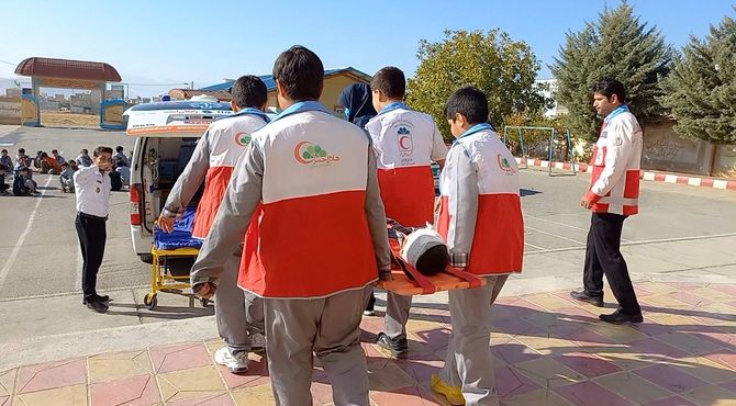 مانور ویژه هفته پدافند غیرعامل در مدرسه شهید مفتح شهرستان سلسله