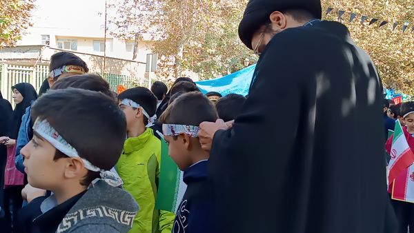 دانش‌آموزان با حضور در راهپیمایی ۱۳ آبان تنفر خود را نسبت به شیاطین امروزی نشان دادند