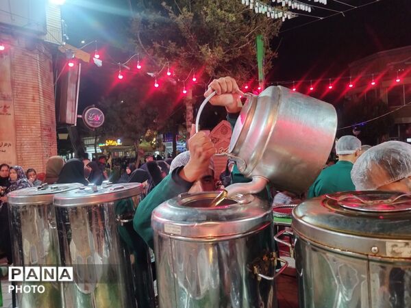 عطرِ خدمت در ضیافتِ شبانه؛ صد و پنجاه و ششمین شبِ میزبانی در چایخانه حضرت زهرا (س)