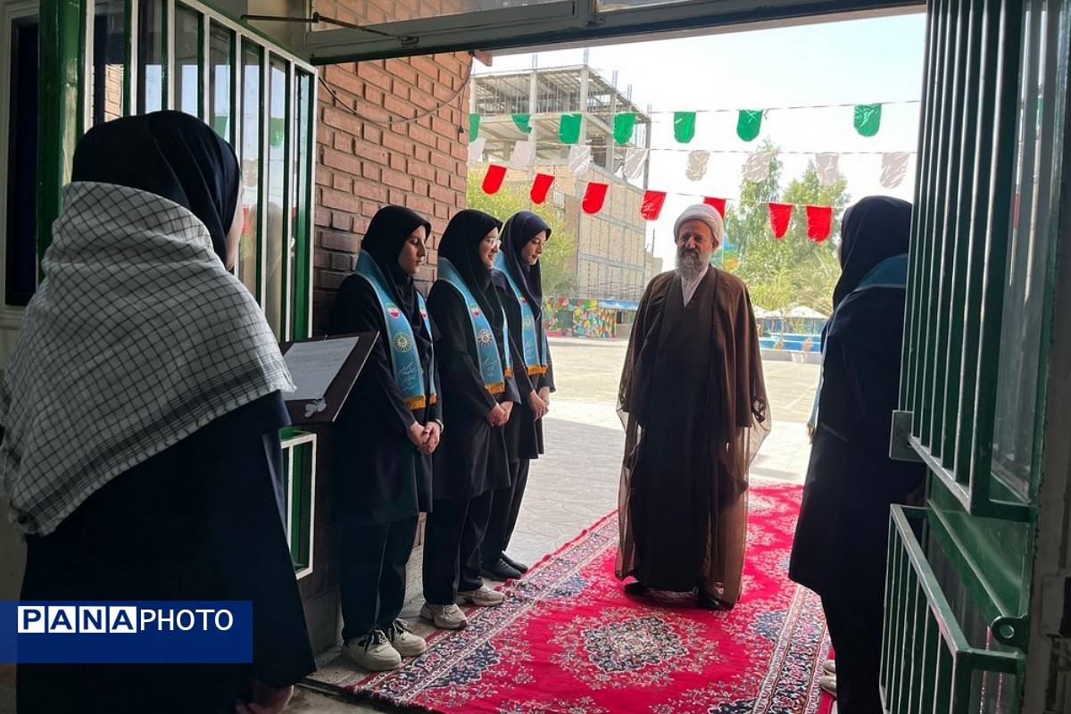 برپایی نماز جماعت همراه با بزرگداشت و تجلیل از مقام‌آوران دانش‌آموزی مدرسه نمونه دولتی ارشاد