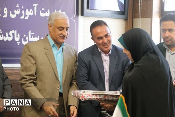 تجلیل از برگزیدگان کشوری پویش‌های «رمضان پویا» و «سفیر سلامت» در پاکدشت