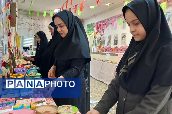 افتتاحیه نمایشگاه «مدرسه انقلاب» در مدرسه شهید شرافت بهارستان‌دو