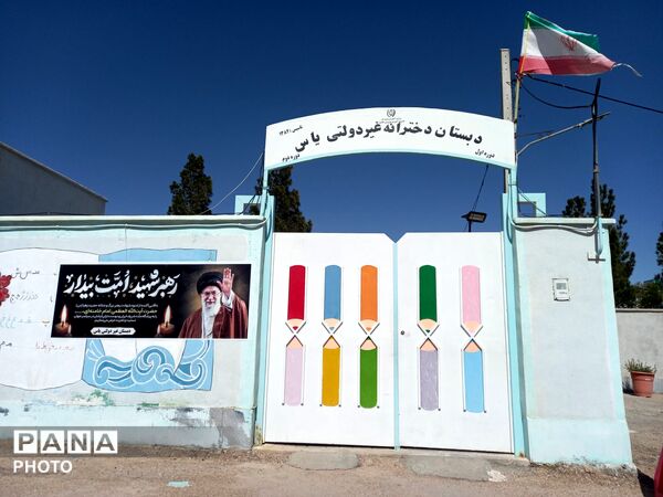 حضور پررنگ و حماسی فرهنگیان و دانش آموزان در عزای رهبر شهید