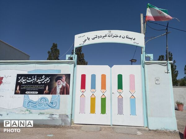 حضور پررنگ و حماسی فرهنگیان و دانش آموزان در عزای رهبر شهید