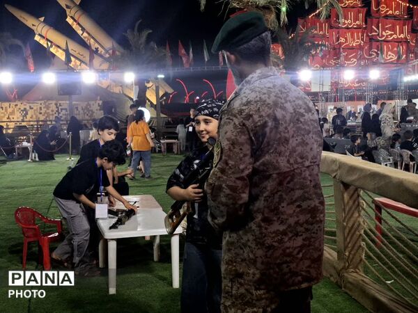 آشنایی نوجوانان با اصول اولیه کار با سلاح در غرفه «شهر کودک و نوجوان حسینی» محرم‌شهر