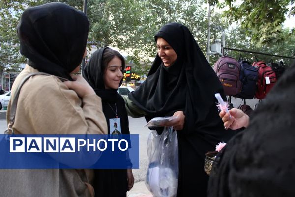 اهدای بسته فرهنگی و برپایی غرفه حجاب