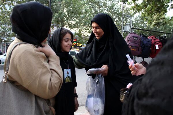 اهدای بسته فرهنگی و برپایی غرفه حجاب