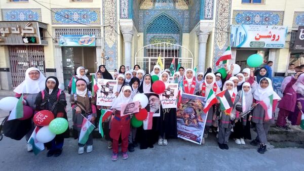 دانش آموزان دبستان بی بی کیا در راهپیمایی ۱۳ آبان