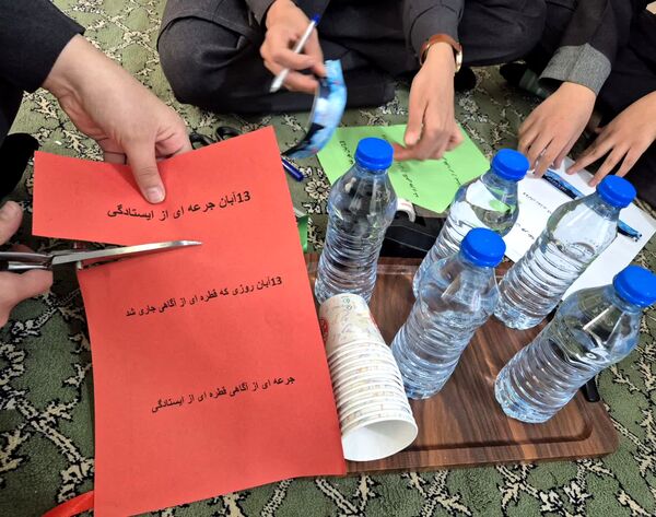 نمایش جرعه ای از ایستادگی در مسیر راهپیمایی ۱۳ آبان ماه