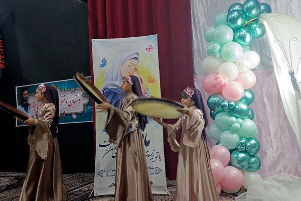  جشن «گل‌های زهرایی» در حسینیه شهدا با حضور دانش‌آموزان دبستان شهید طهرانی‌مقدم