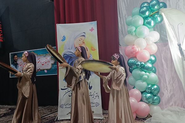  جشن «گل‌های زهرایی» در حسینیه شهدا با حضور دانش‌آموزان دبستان شهید طهرانی‌مقدم