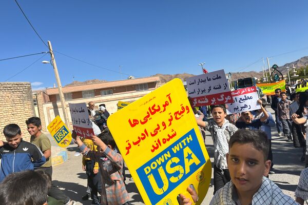 حضور حماسی دانش‌آموزان در راهپیمایی باشکوه ۱۳ آبان ماه در سورمق