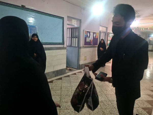 تقدیر مدیر آموزش و پرورش ناحیه 2 قم از معلمان دبیرستان سید احمد فاتحی یک 