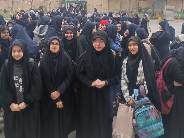 بازدید دانش‌آموزان دبیرستان شاهد شهید حمامی ناحیه۶ از رشته‌ها و فضای هنرستان
