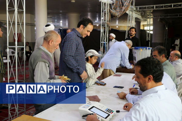 جلوه‌هایی از حضور نوجوانان قمی در شعبه‌های اخذ رای -1