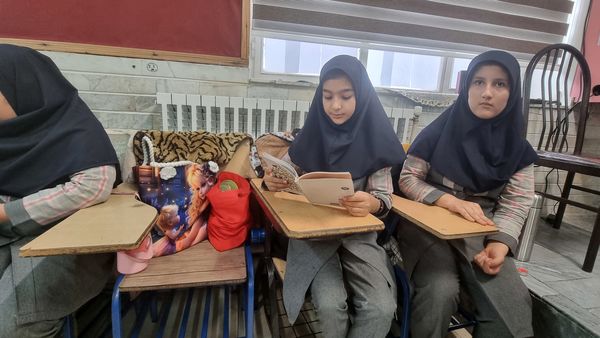 عطر مطالعه در کافه کتاب کلاس پنجم دبستان شاهد بنت‌الحسین تبریز