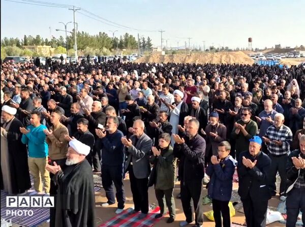 شکوه حضور ابرکوهی‌ها در نماز جماعت عید سعید فطر