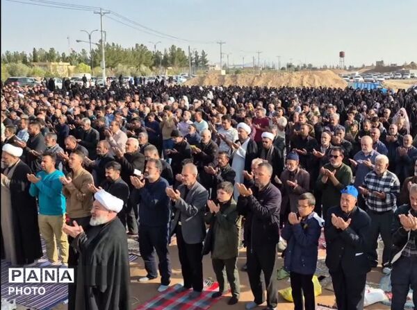 شکوه حضور ابرکوهی‌ها در نماز جماعت عید سعید فطر