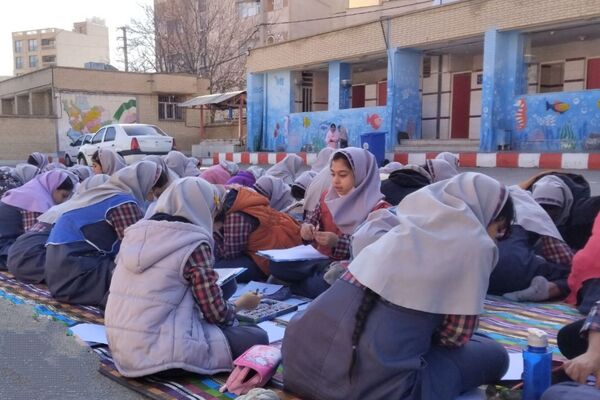برگزاری نقاشی همگانی در مدارس ناحیه 4 شیراز به‌مناسبت دهه فجر 