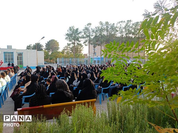 جلسه انجمن اولیا در دبیرستان دخترانه فرهیختگان