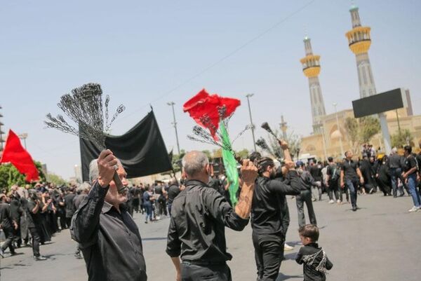 رود اشک و عشق در مسیر حرم همزمان با شکوه عزاداری هیئات‌ در خیابان‌های مشهد