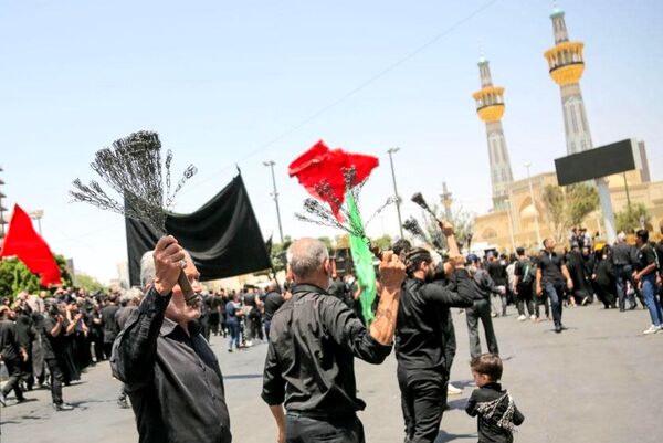 رود اشک و عشق در مسیر حرم همزمان با شکوه عزاداری هیئات‌ در خیابان‌های مشهد