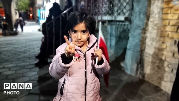 نقش زیبای پرچم ایران بر دستان کودکان حاج قاسم 