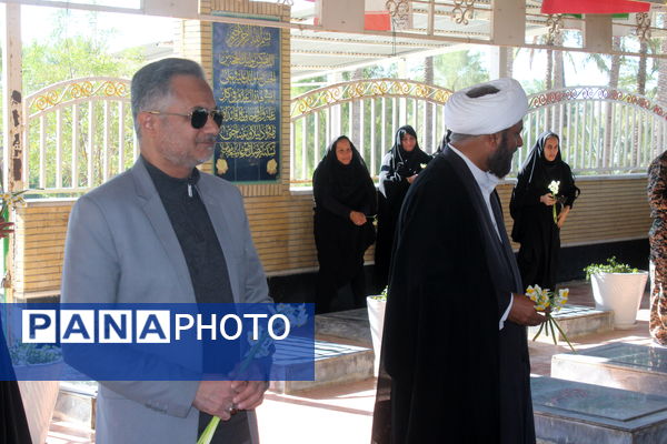 غبارروبی مزار مطهر شهدا به مناسبت آغاز دهه مبارک فجر در فراشبند