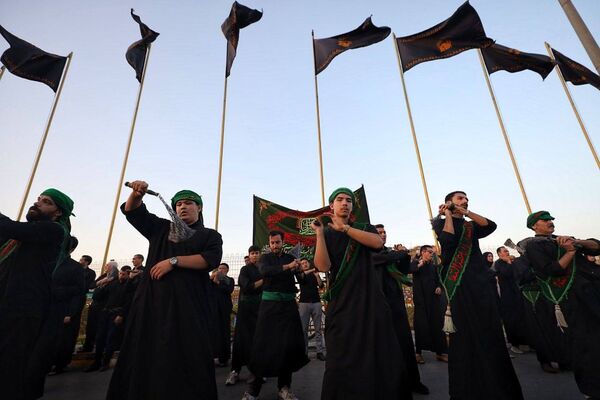 رود اشک و عشق در مسیر حرم همزمان با شکوه عزاداری هیئات‌ در خیابان‌های مشهد