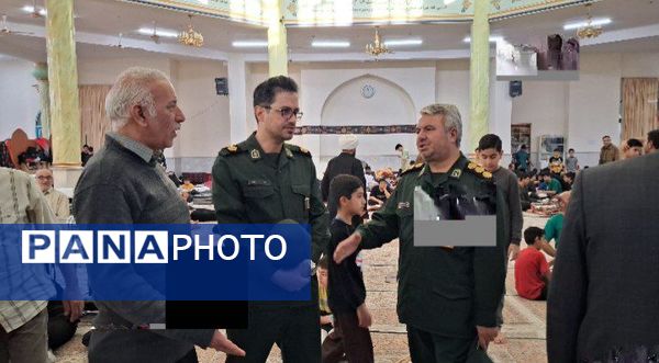 بازدید مسئولین بسیج دانش آموزی کاشمر از معتکفین مسجد جامع