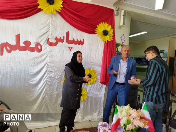 تجلیل از معلمان و اعضای انجمن اولیا و مربیان در مدرسه حضرت رقیه(س)