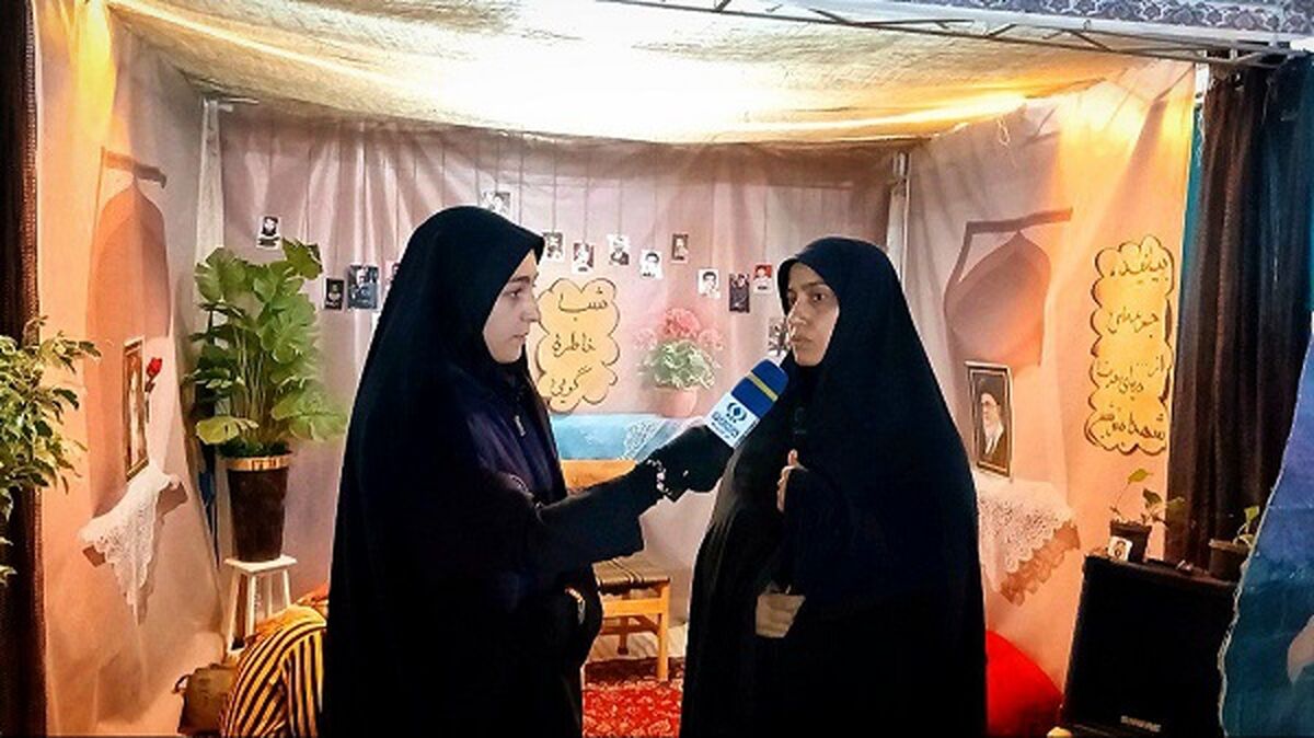 در غرفه «حدیث ایثار» خانواده‌های معظم شهدا به بیان خاطرات، زندگینامه و سیره شهدا می‌پردازند