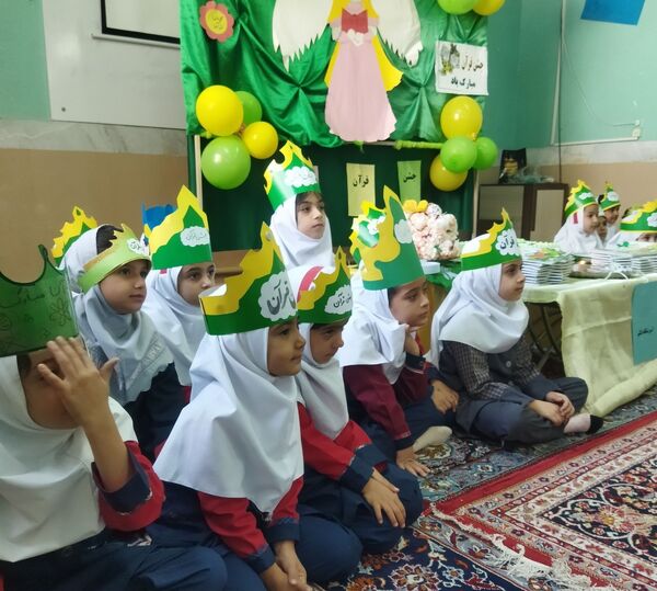 شیرین‌تر شدن کتاب قرآن کلاس اولی‌ها با برگزاری جشن باشکوه قرآن در دبستان تکتم