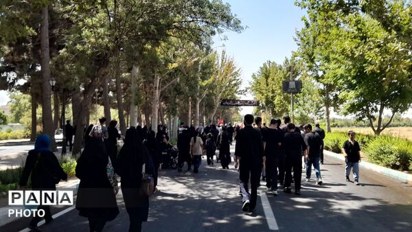 عاشقان حسینی ( ع) به یاد پیاده روی اربعین در نیشابور پیاده روی کردند-۳