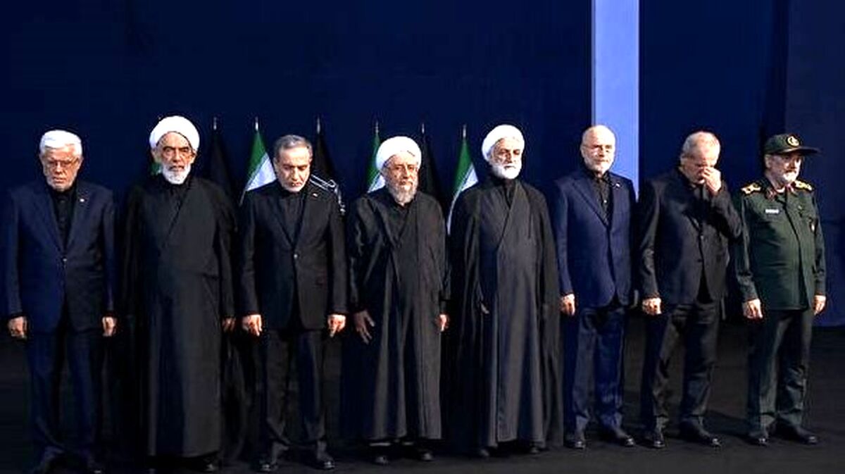 ادای احترام سران قوا و مسئولان ارشد کشور به پیکر امام شهید
