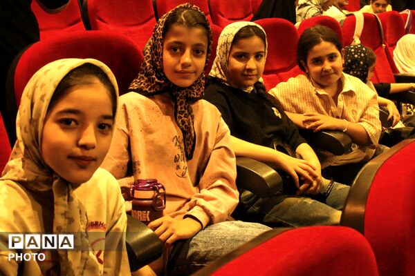 اجرای نمایشی گروه «نقل سرخی دیگر» در سالن فرهنگی هنری جوان شهرستان کبودراهنگ