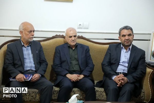 ادای احترام معاون وزیر آموزش و پرورش به شهدای جنگ رمضان در قم