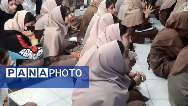 آذین‌بندی دهه فجر و نواخته شدن زنگ انقلاب در دبیرستان حضرت آسیه(س) حاجی‌آباد