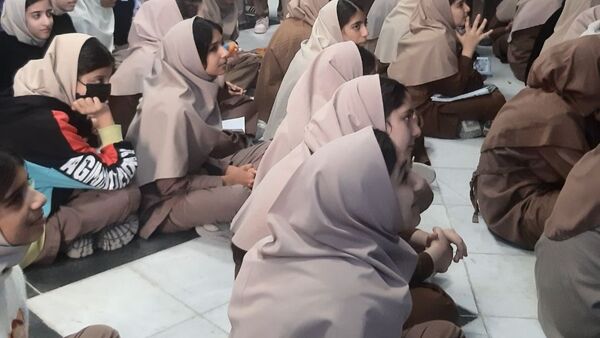 آذین‌بندی دهه فجر و نواخته شدن زنگ انقلاب در دبیرستان حضرت آسیه(س) حاجی‌آباد