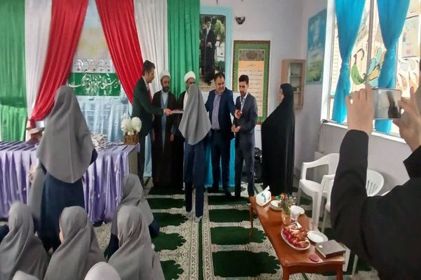 برگزاری جشن دهه کرامت و روز دختر در مدرسه نمونه دولتی فدک