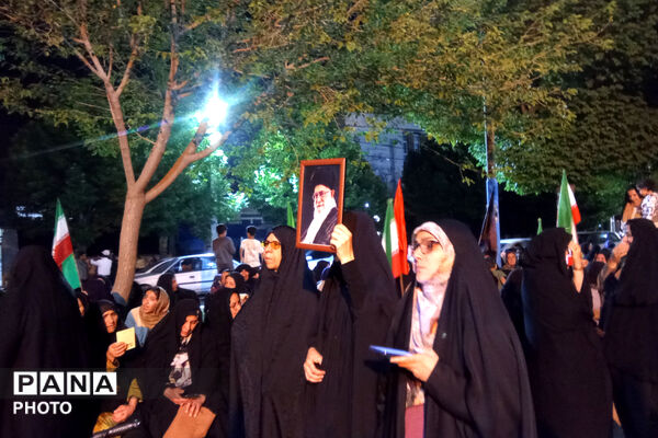 ایستادگی در سایه پرچم وطن
