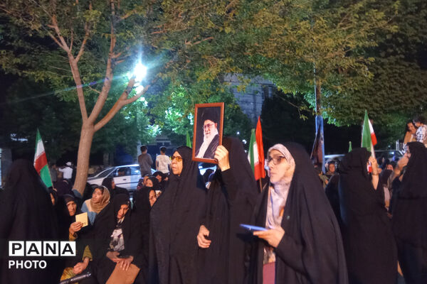 ایستادگی در سایه پرچم وطن