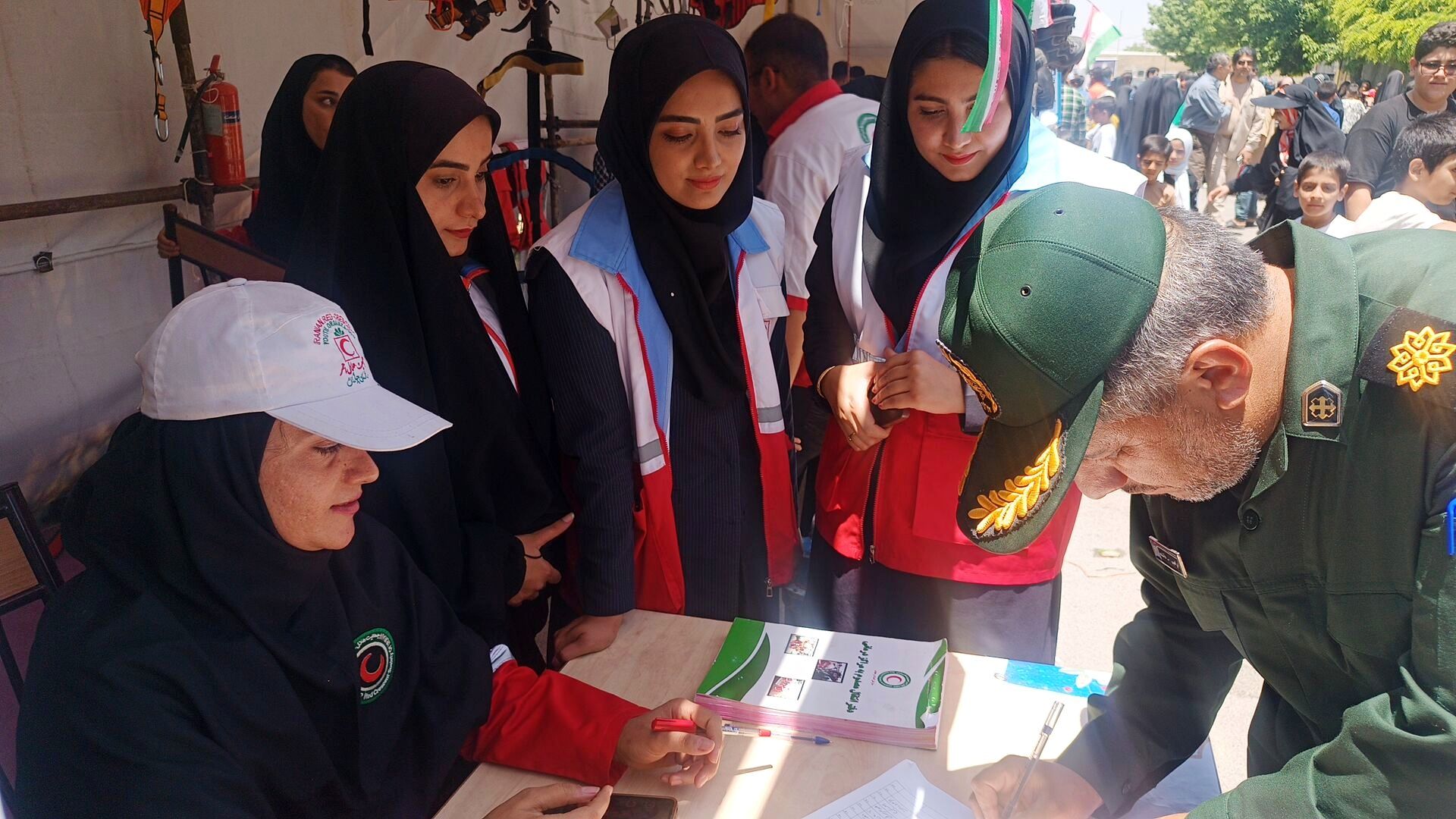 حضور فعال هلال احمر مارگون در نمایشگاه عید غدیر با ارائه خدمات امدادی و آموزشی